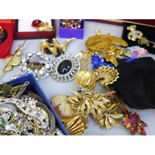 697 - A collection of costume jewellery; a vintage bear brooch on a gold toned chain by Adrian Buckley sig... 