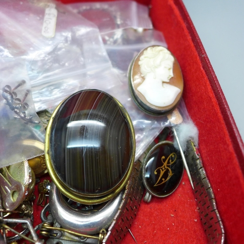 707 - Vintage jewellery including silver in a red jewellery box