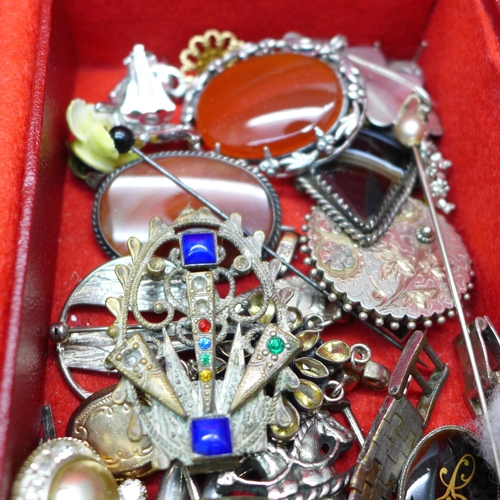 707 - Vintage jewellery including silver in a red jewellery box