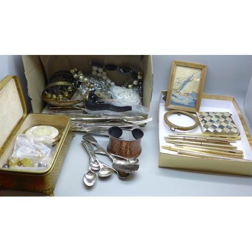 714 - A gilt metal jewellery casket, costume jewellery, wristwatch, pens, spoons, fish knives and forks, e... 