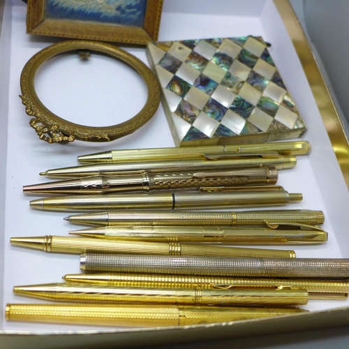 714 - A gilt metal jewellery casket, costume jewellery, wristwatch, pens, spoons, fish knives and forks, e... 