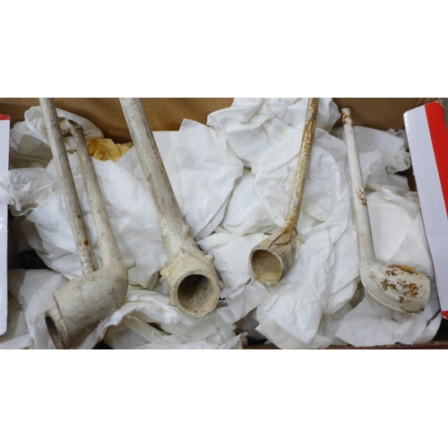 723 - A large collection of old clay pipes