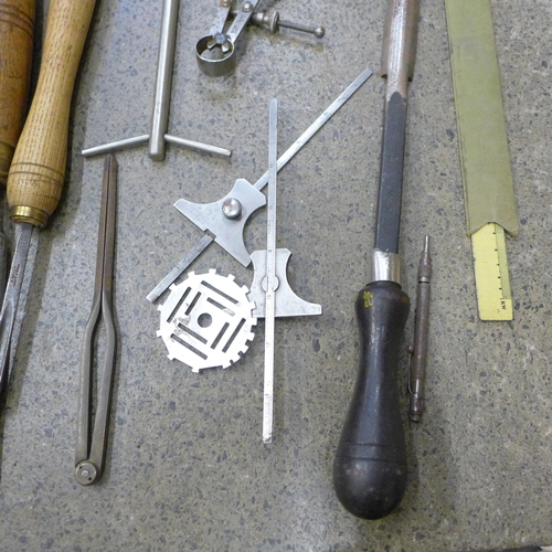 733 - Five carving chisels and engineering items including depth gauges and calipers