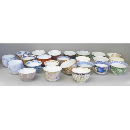 735 - A collection of Japanese tea bowls (23)