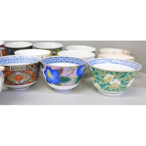 735 - A collection of Japanese tea bowls (23)