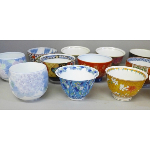 735 - A collection of Japanese tea bowls (23)