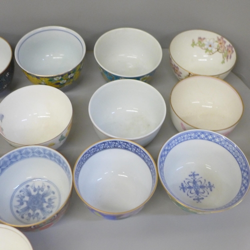 735 - A collection of Japanese tea bowls (23)