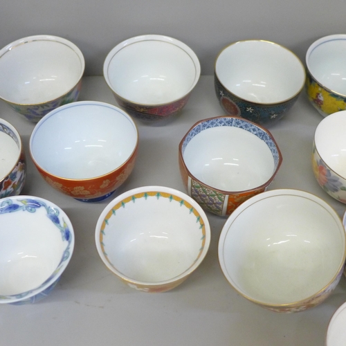 735 - A collection of Japanese tea bowls (23)