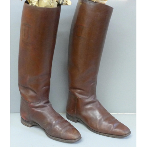 751 - A pair of lady's leather riding boots, size 6