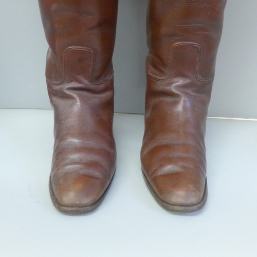 751 - A pair of lady's leather riding boots, size 6