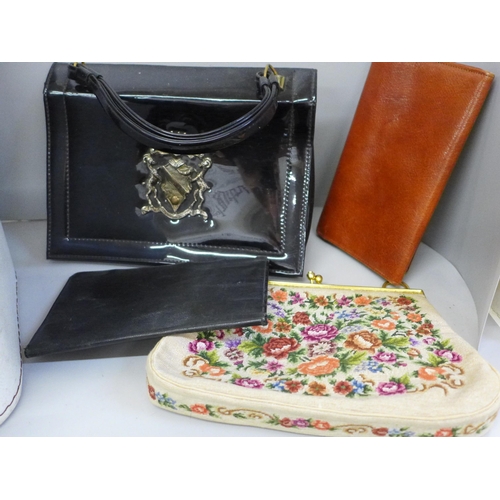 752 - A collection of vintage handbags, clutch bags, wallets by Asprey, Golinska, etc.