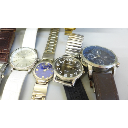 762 - A quantity of lady's and gentleman's wristwatches; Timex, Swatch, Sekonda, etc.