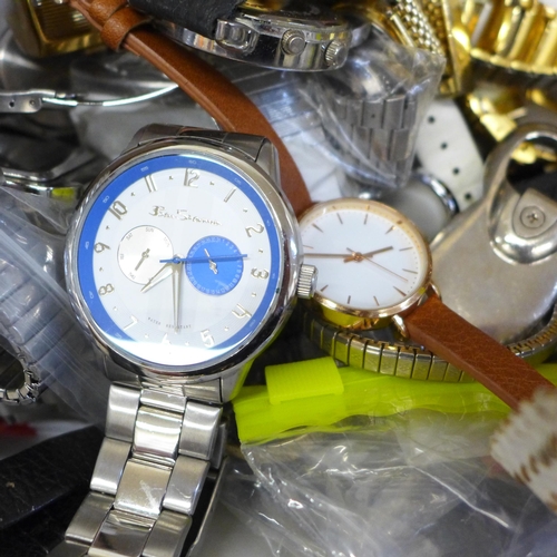 762 - A quantity of lady's and gentleman's wristwatches; Timex, Swatch, Sekonda, etc.