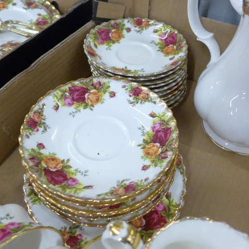 792 - Royal Albert Old Country Roses six setting tea set and dinnerwares, two boxes, includes three-tier c... 