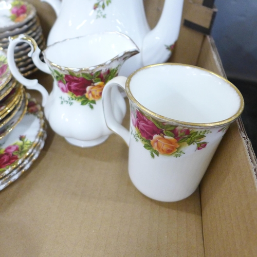 792 - Royal Albert Old Country Roses six setting tea set and dinnerwares, two boxes, includes three-tier c... 