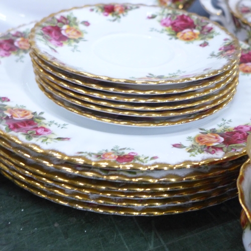 794 - A Royal Albert Old Country Roses dinner service including six dinner plates, six soup bowls and sauc... 