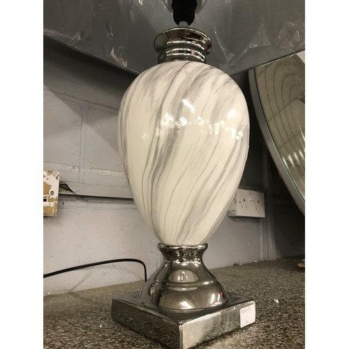 1428 - A large marble effect lamp with grey shade