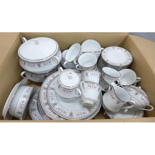 795 - Noritake Clarice pattern dinnerwares, fifty-nine pieces in total, small chip to side plate **PLEASE ... 