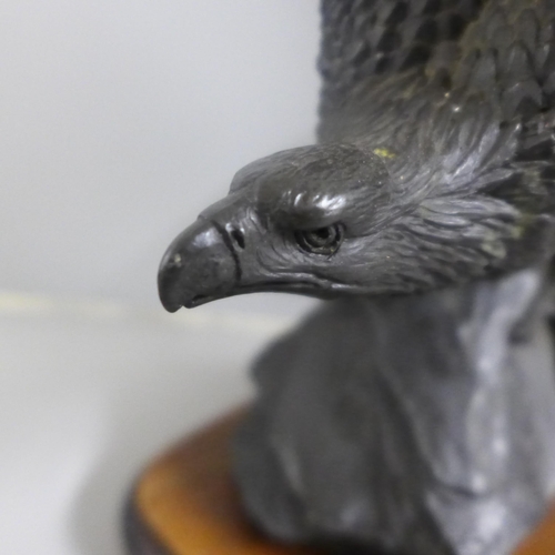 805 - A Heredites Limited carved figure of an eagle by Tom Mackie, 97/500 on a wooden plinth