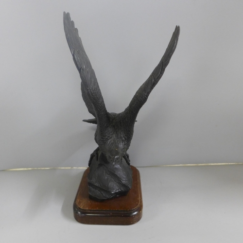 805 - A Heredites Limited carved figure of an eagle by Tom Mackie, 97/500 on a wooden plinth