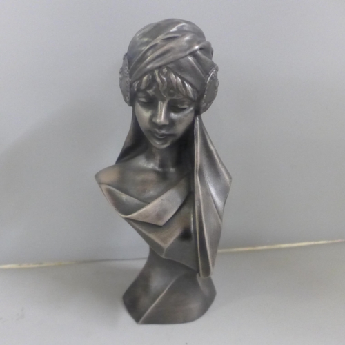 820 - Two Art Deco style busts, tallest 24cm