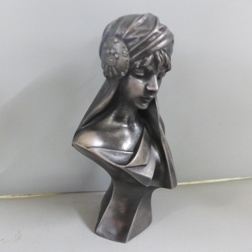 820 - Two Art Deco style busts, tallest 24cm