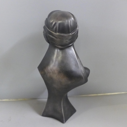 820 - Two Art Deco style busts, tallest 24cm