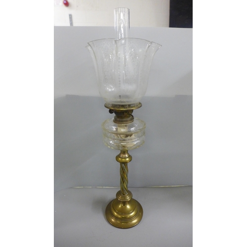 821 - A brass and glass oil lamp **PLEASE NOTE THIS LOT IS NOT ELIGIBLE FOR IN-HOUSE POSTING AND PACKING**