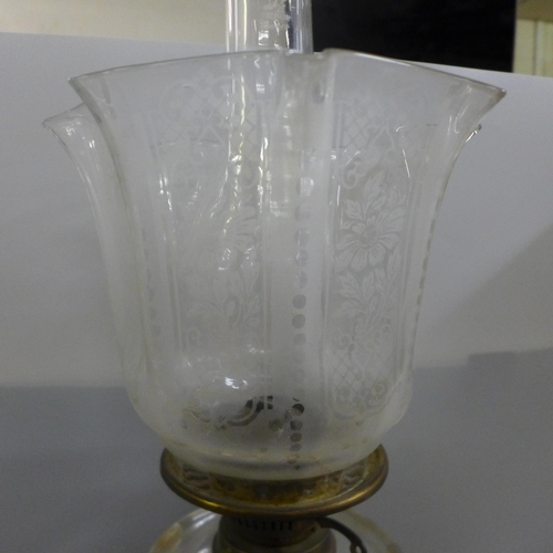 821 - A brass and glass oil lamp **PLEASE NOTE THIS LOT IS NOT ELIGIBLE FOR IN-HOUSE POSTING AND PACKING**