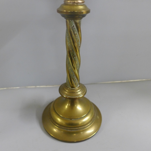 821 - A brass and glass oil lamp **PLEASE NOTE THIS LOT IS NOT ELIGIBLE FOR IN-HOUSE POSTING AND PACKING**