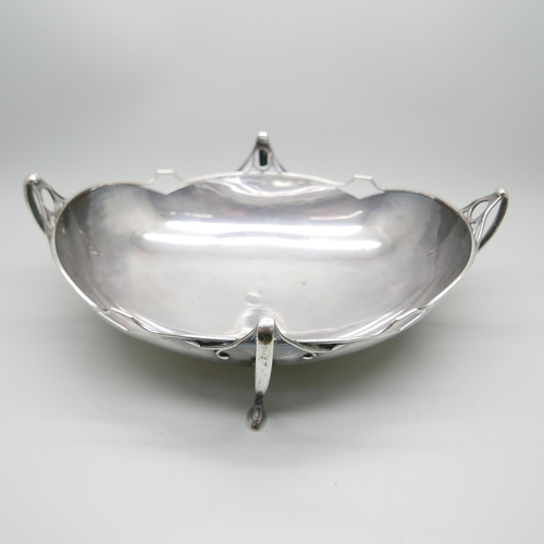 856 - A silver Art Nouveau bowl, Sheffield 1905 by Cooper Brothers & Sons, 430g, 23.5cm wide