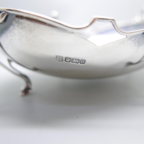 856 - A silver Art Nouveau bowl, Sheffield 1905 by Cooper Brothers & Sons, 430g, 23.5cm wide