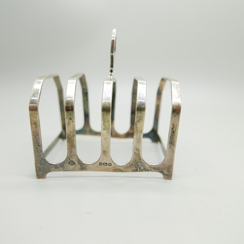 861 - A silver toast rack, 63.8g