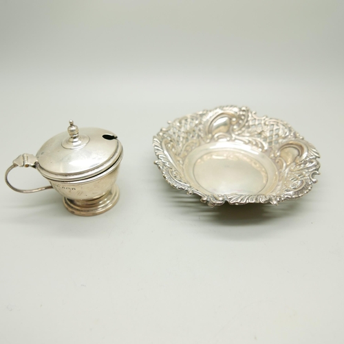 862 - A silver salt and a silver mustard pot, 79g