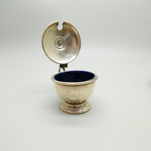 862 - A silver salt and a silver mustard pot, 79g