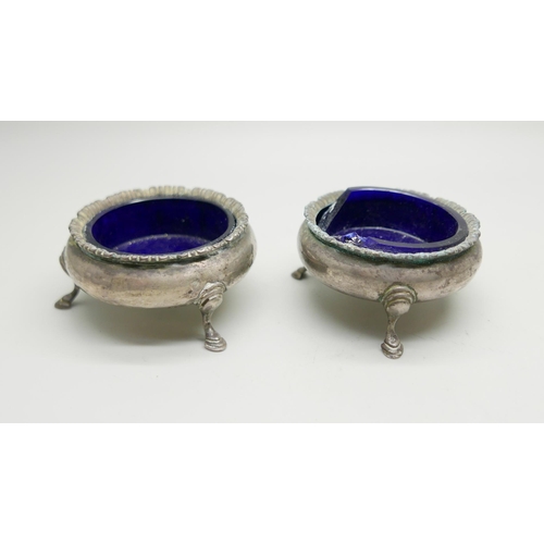 879 - A pair of silver salts with liners, Birmingham 1909, Henry Williamson Ltd., weight with liners 136g,... 