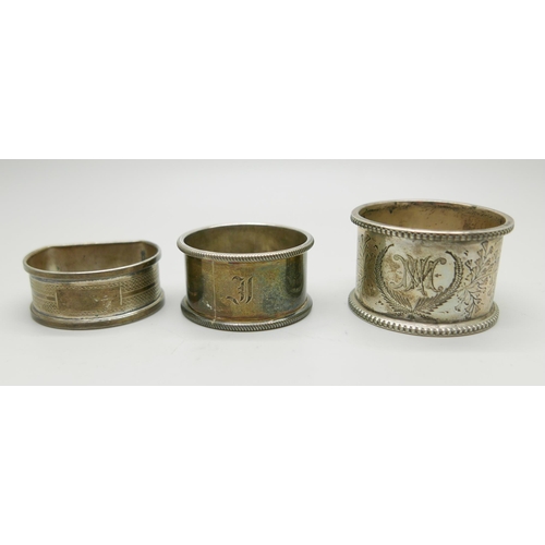 880 - Three silver napkin rings, 71g