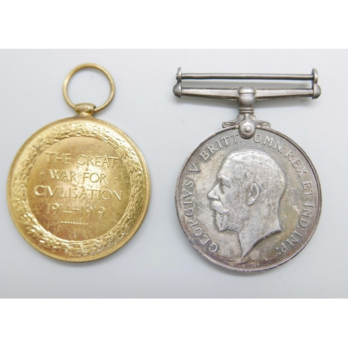 897 - A pair of WWI medals, 136635 Pte. E.W. Swiffen MGC