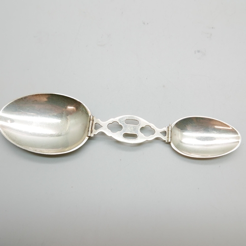 919 - A sterling silver folding medicine spoon, 40g, length 17cm open