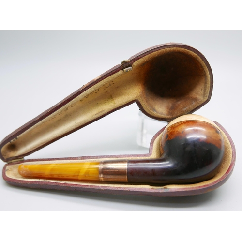 953 - A smoker's pipe with a 9ct gold collar and a cigarette holder, both cased