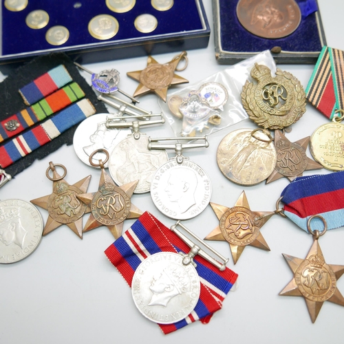 960 - WWII medals, other medals, etc., including a WWI Victory medal to 4298 Pte F Lutkin Camb R