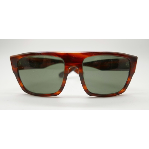 961 - A pair of Ray-Ban sunglasses