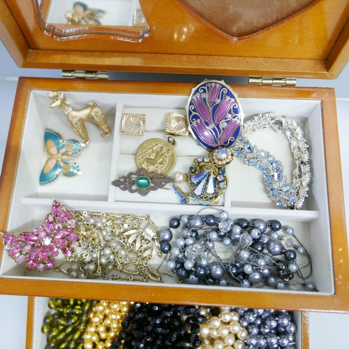 979 - Two Listner bracelets, a jewellery box, a Boucher standing poodle brooch, two 1930s necklaces, long ... 