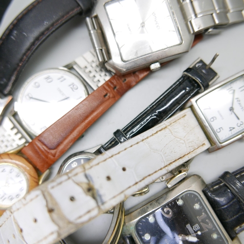 989 - A collection of wristwatches