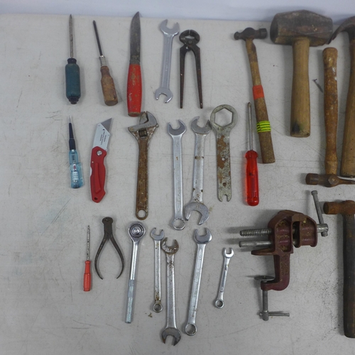 2014 - A box of joiner's woodworking tools including two wood planes, a quantity of hammers, saws and spann... 