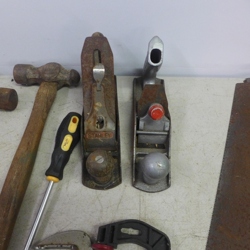 2014 - A box of joiner's woodworking tools including two wood planes, a quantity of hammers, saws and spann... 