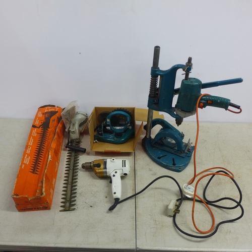 2019 - A quantity of various Black and Decker power tools including a D962 super hedge trimmer attachment, ... 