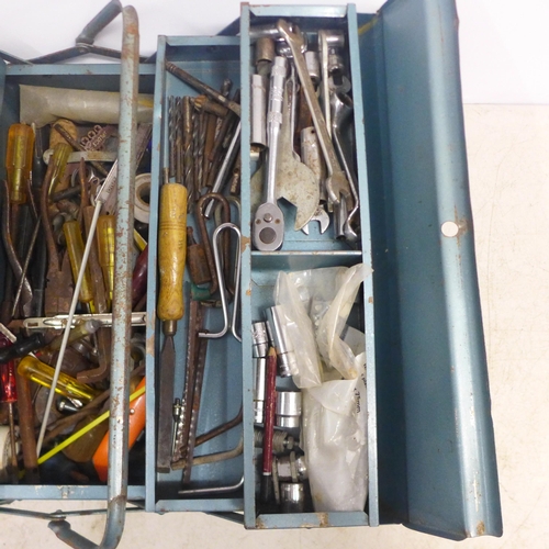 2052 - A metal cantilever tool box of tools including spanners, drill bits, chisels, screwdrivers, pliers, ... 