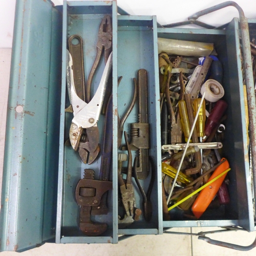 2052 - A metal cantilever tool box of tools including spanners, drill bits, chisels, screwdrivers, pliers, ... 