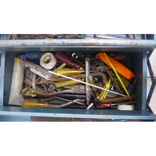 2052 - A metal cantilever tool box of tools including spanners, drill bits, chisels, screwdrivers, pliers, ... 